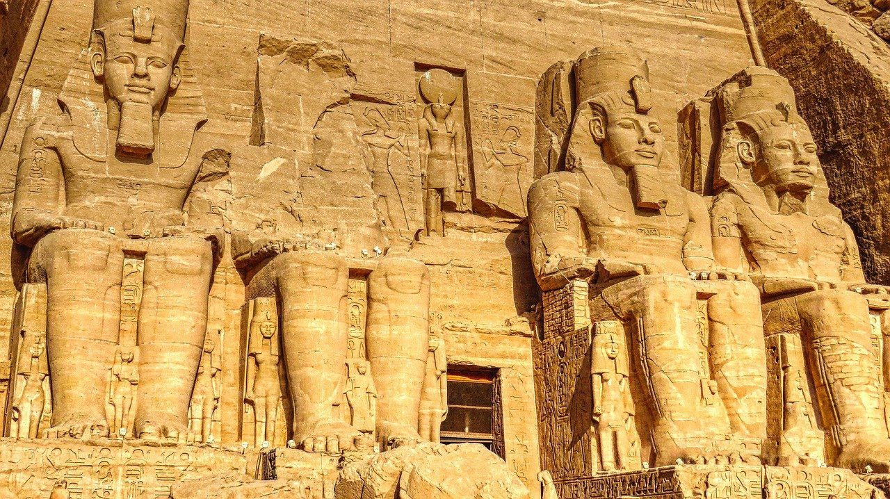 تماثيل رمسيس الثاني الأربعة في واجهة معبد أبو سمبل
