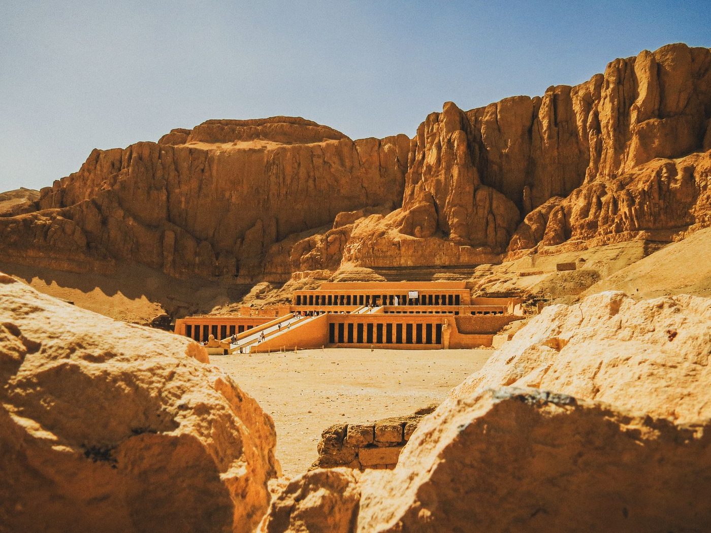 مدرجات معبد حتشبسوت الجنائزي أسفل منحدرات الدير البحري