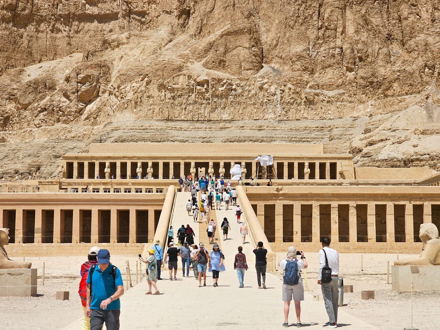 مدرجات معبد حتشبسوت الجنائزي أسفل منحدرات الدير البحري