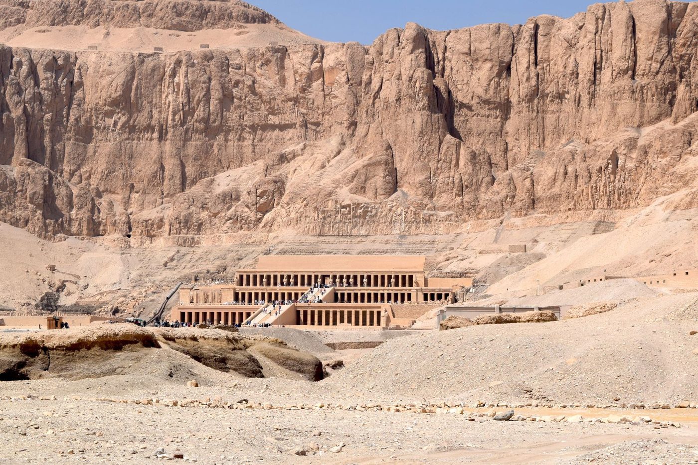 مدرجات معبد حتشبسوت الجنائزي أسفل منحدرات الدير البحري