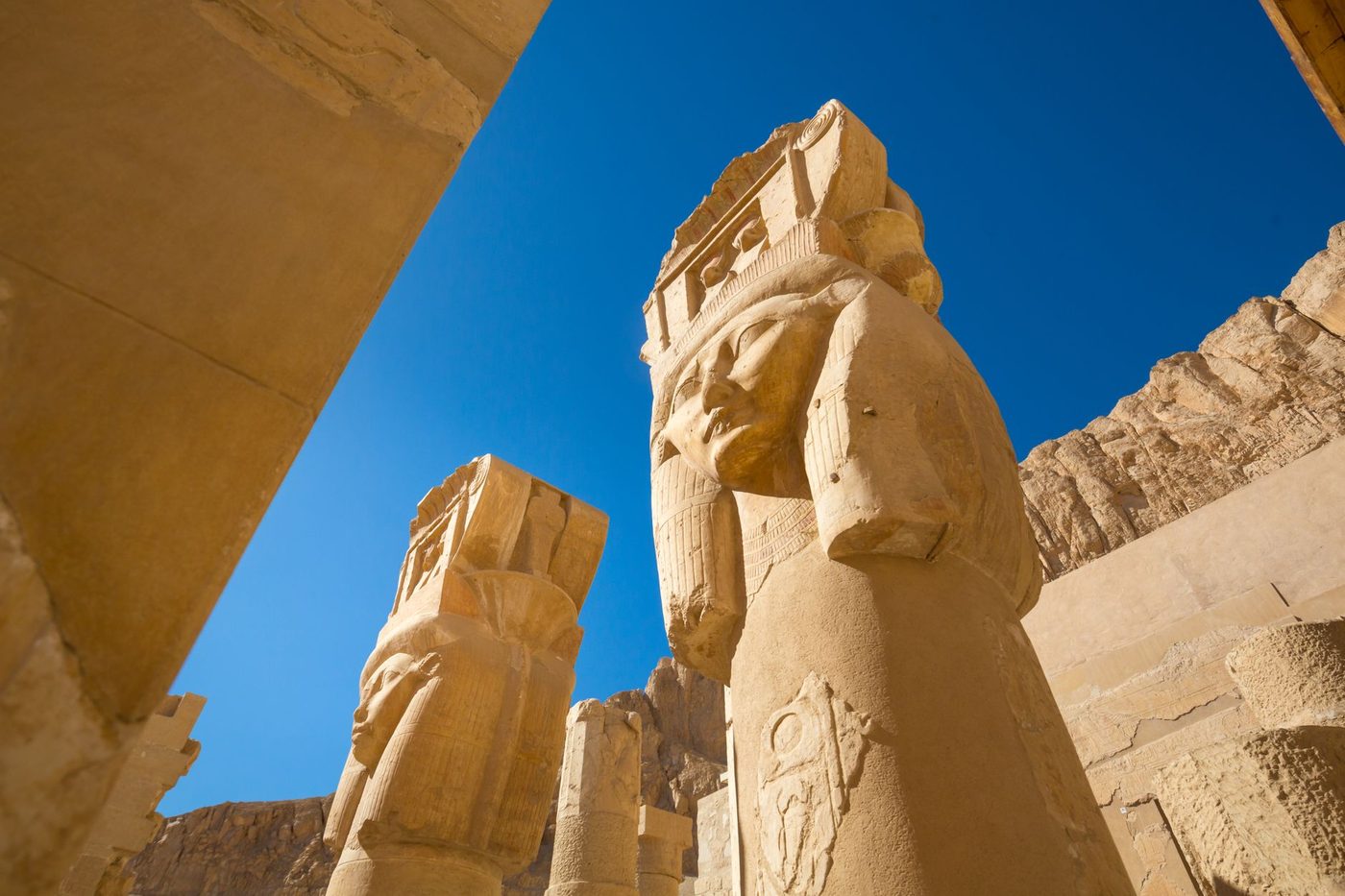 مدرجات معبد حتشبسوت الجنائزي أسفل منحدرات الدير البحري