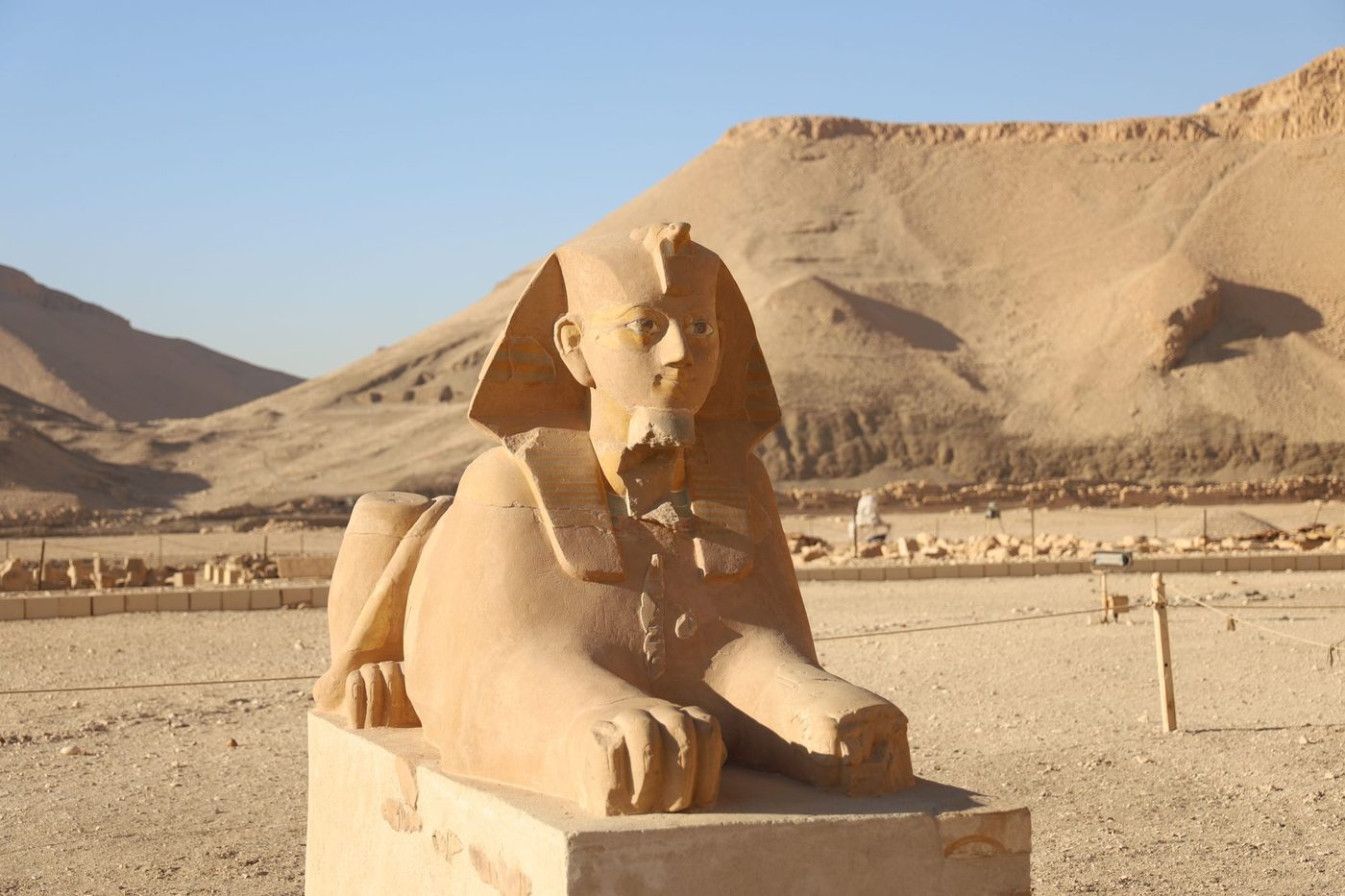 مدرجات معبد حتشبسوت الجنائزي أسفل منحدرات الدير البحري