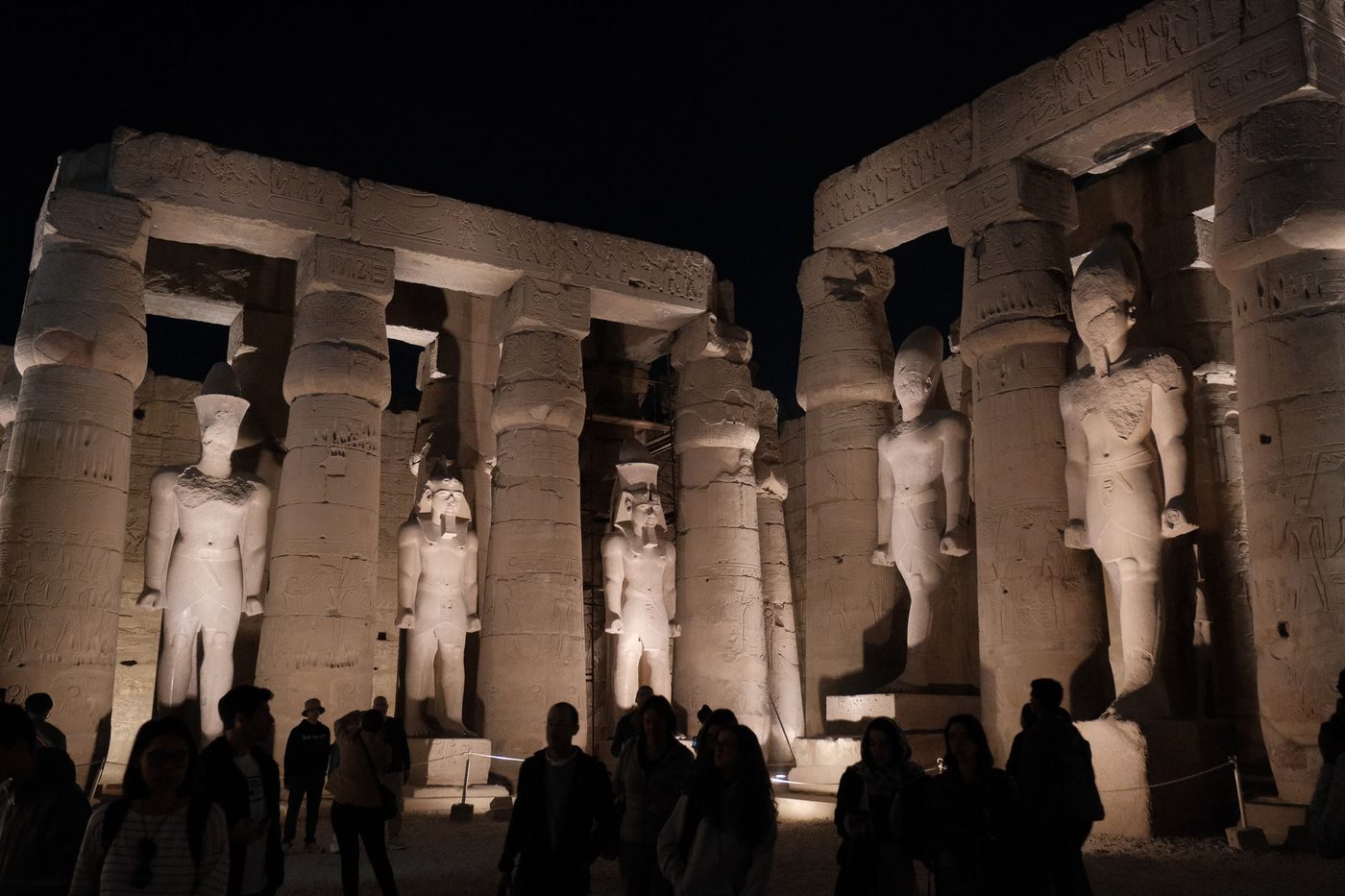 مدرجات معبد حتشبسوت الجنائزي أسفل منحدرات الدير البحري