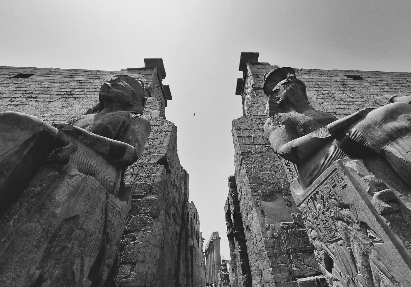 مدرجات معبد حتشبسوت الجنائزي أسفل منحدرات الدير البحري