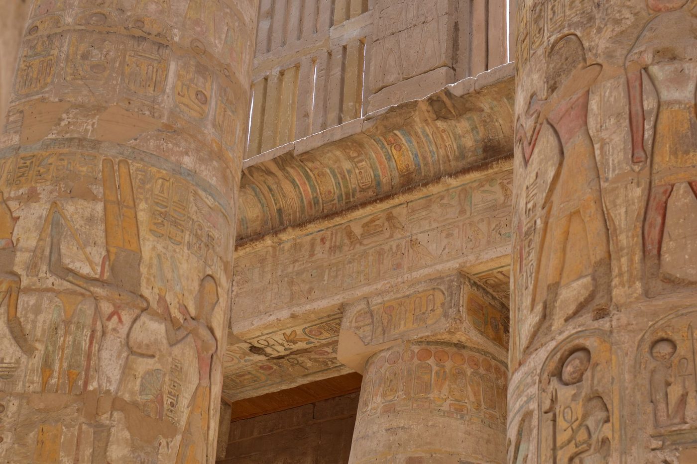 مدرجات معبد حتشبسوت الجنائزي أسفل منحدرات الدير البحري