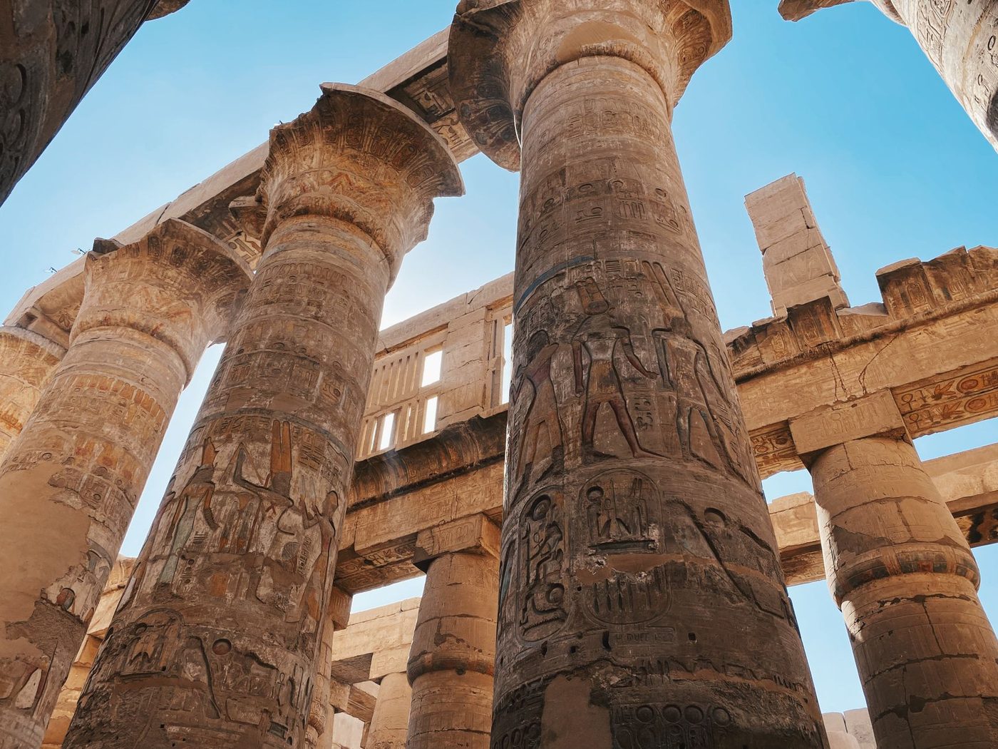مدرجات معبد حتشبسوت الجنائزي أسفل منحدرات الدير البحري