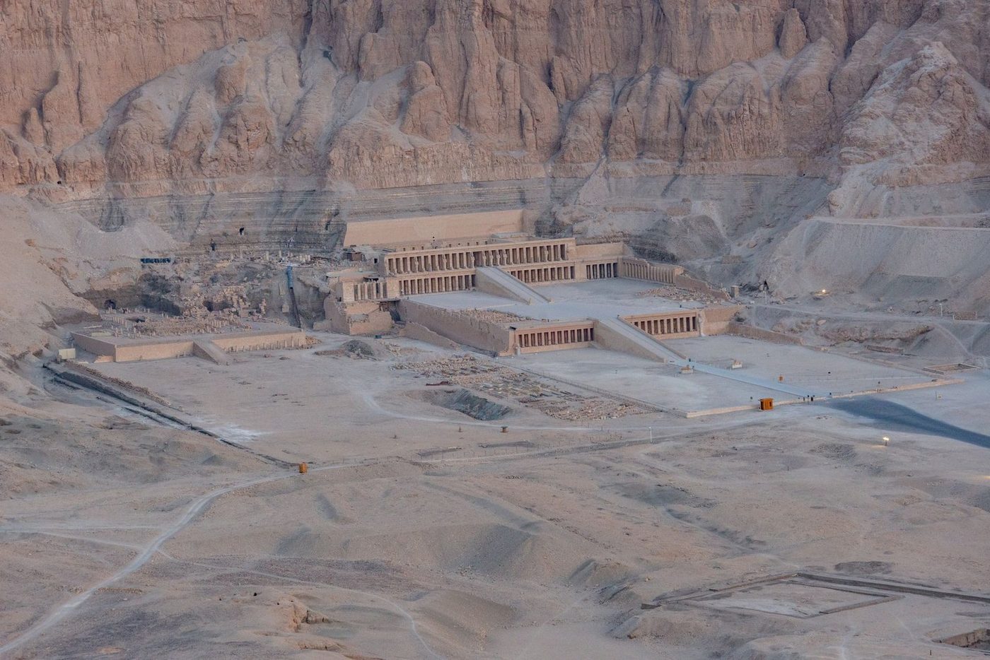 مدرجات معبد حتشبسوت الجنائزي أسفل منحدرات الدير البحري