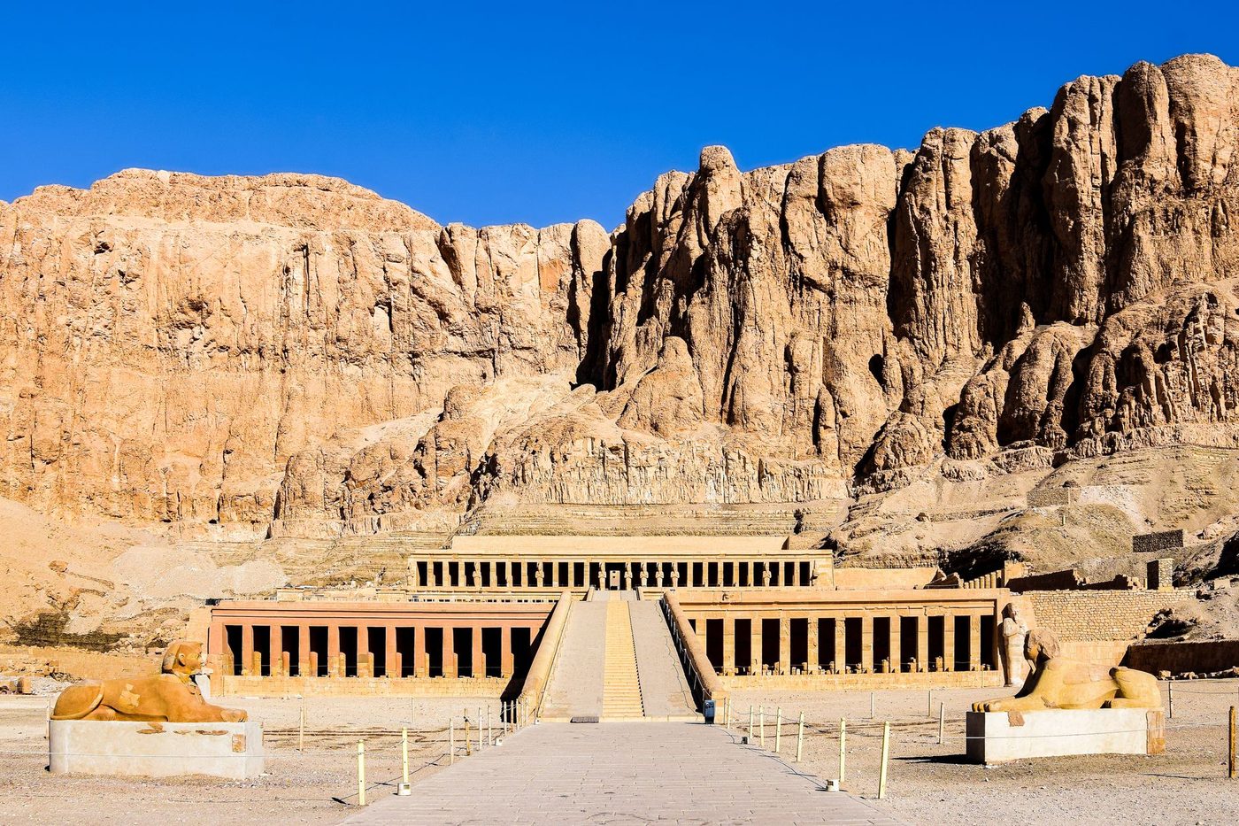 مدرجات معبد حتشبسوت الجنائزي أسفل منحدرات الدير البحري