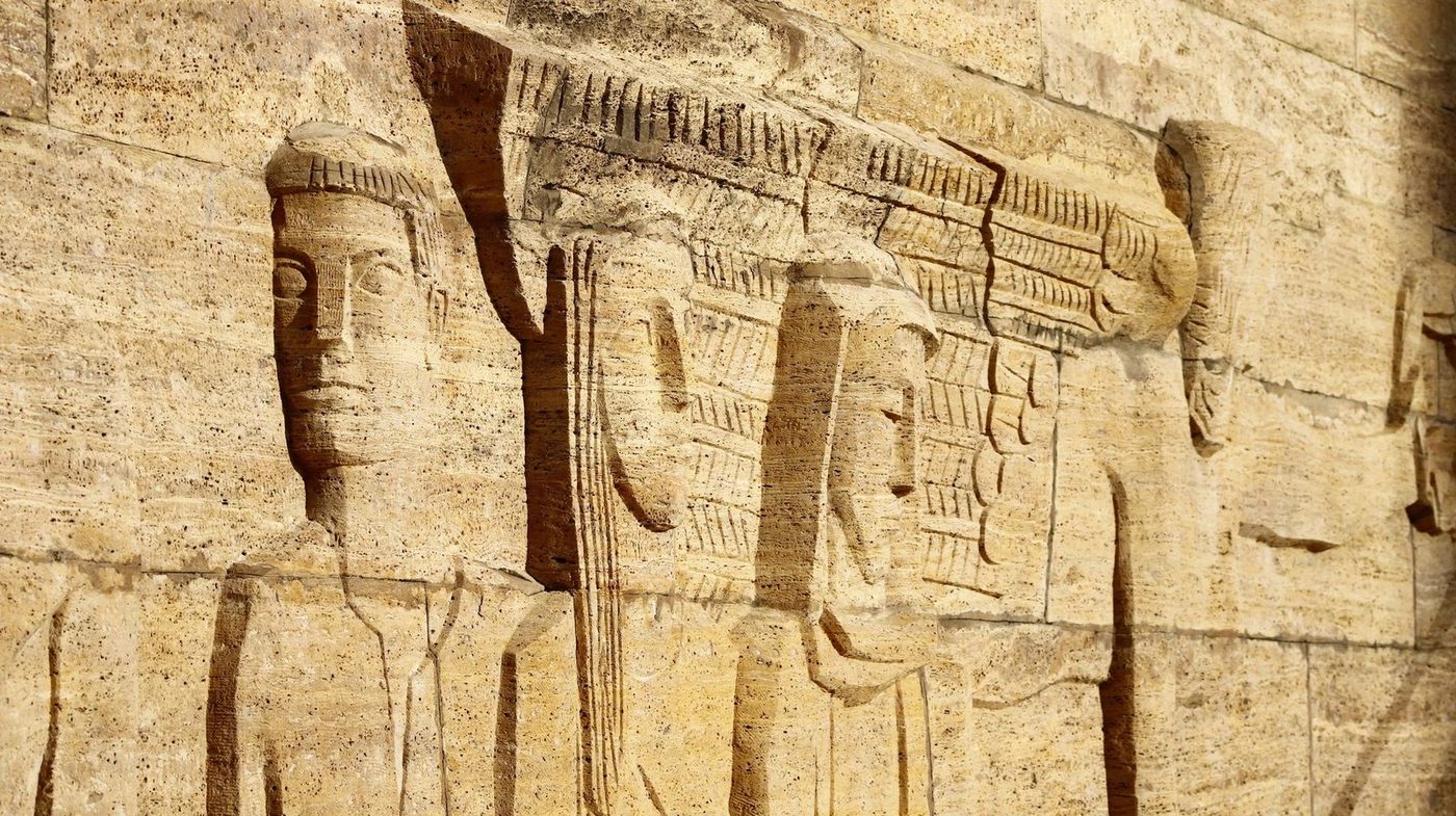 مدرجات معبد حتشبسوت الجنائزي أسفل منحدرات الدير البحري