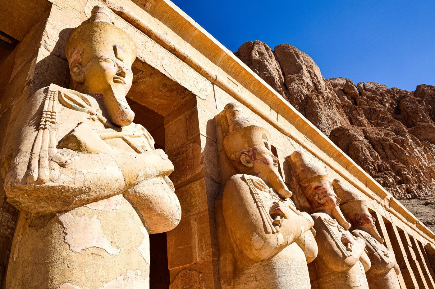 مدرجات معبد حتشبسوت الجنائزي أسفل منحدرات الدير البحري