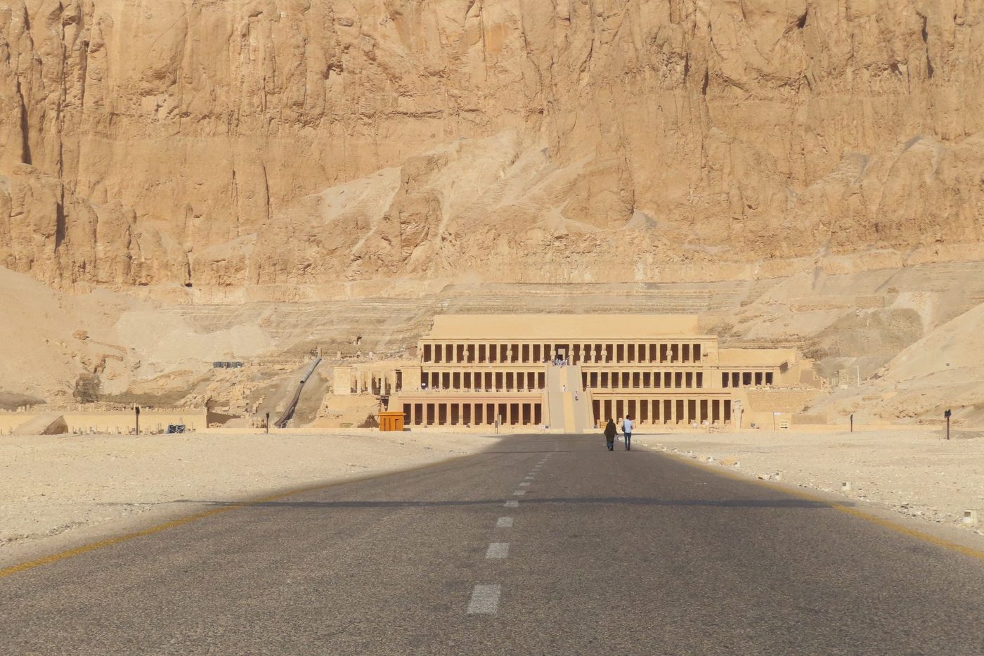مدرجات معبد حتشبسوت الجنائزي أسفل منحدرات الدير البحري