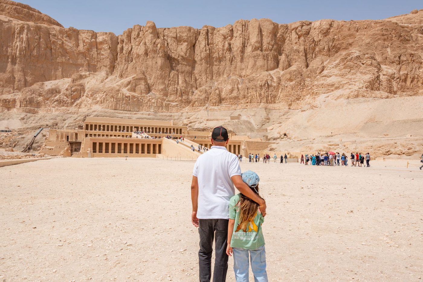 مدرجات معبد حتشبسوت الجنائزي أسفل منحدرات الدير البحري