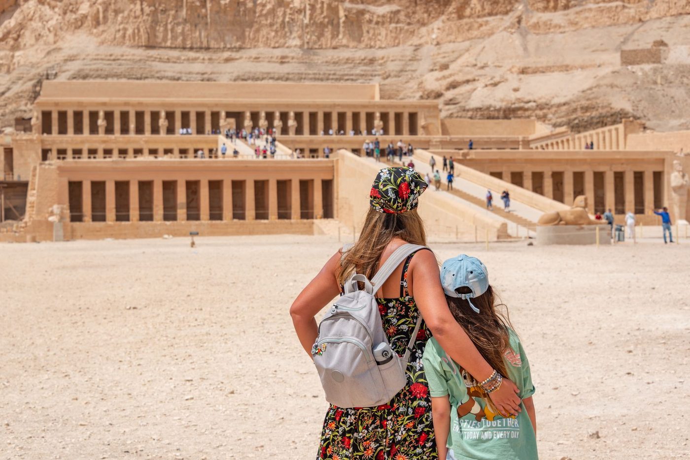 مدرجات معبد حتشبسوت الجنائزي أسفل منحدرات الدير البحري