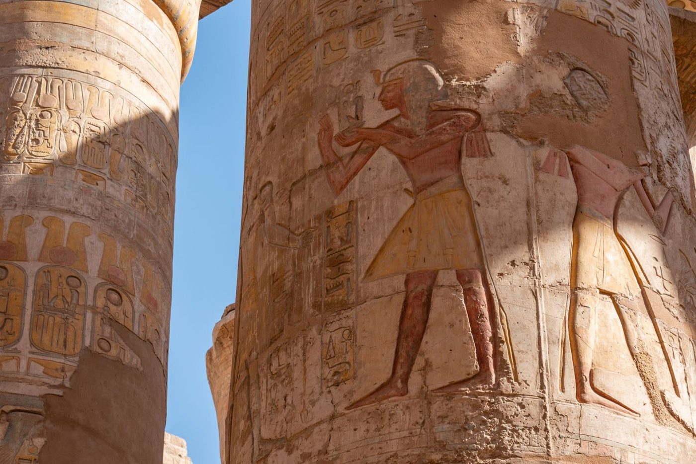 أعمدة بهو الأساطين الكبرى في معبد الكرنك بالأقصر