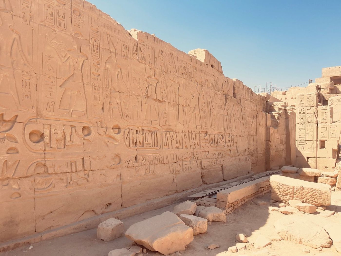 أعمدة بهو الأساطين الكبرى في معبد الكرنك بالأقصر