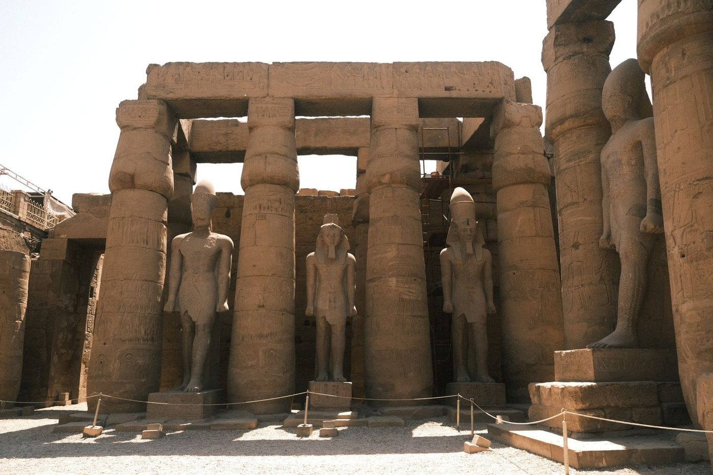 أعمدة بهو الأساطين الكبرى في معبد الكرنك بالأقصر