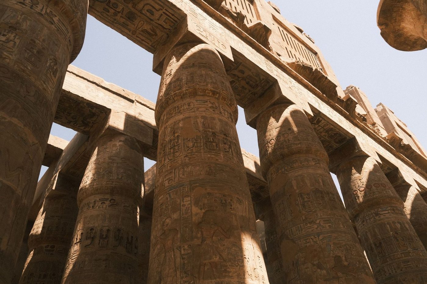 أعمدة بهو الأساطين الكبرى في معبد الكرنك بالأقصر