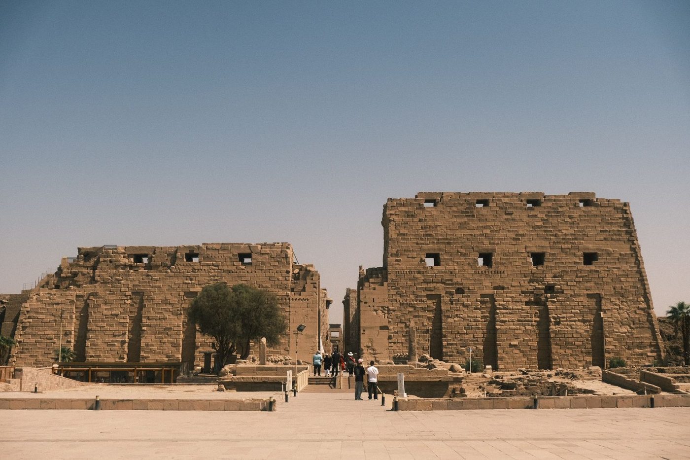 أعمدة بهو الأساطين الكبرى في معبد الكرنك بالأقصر