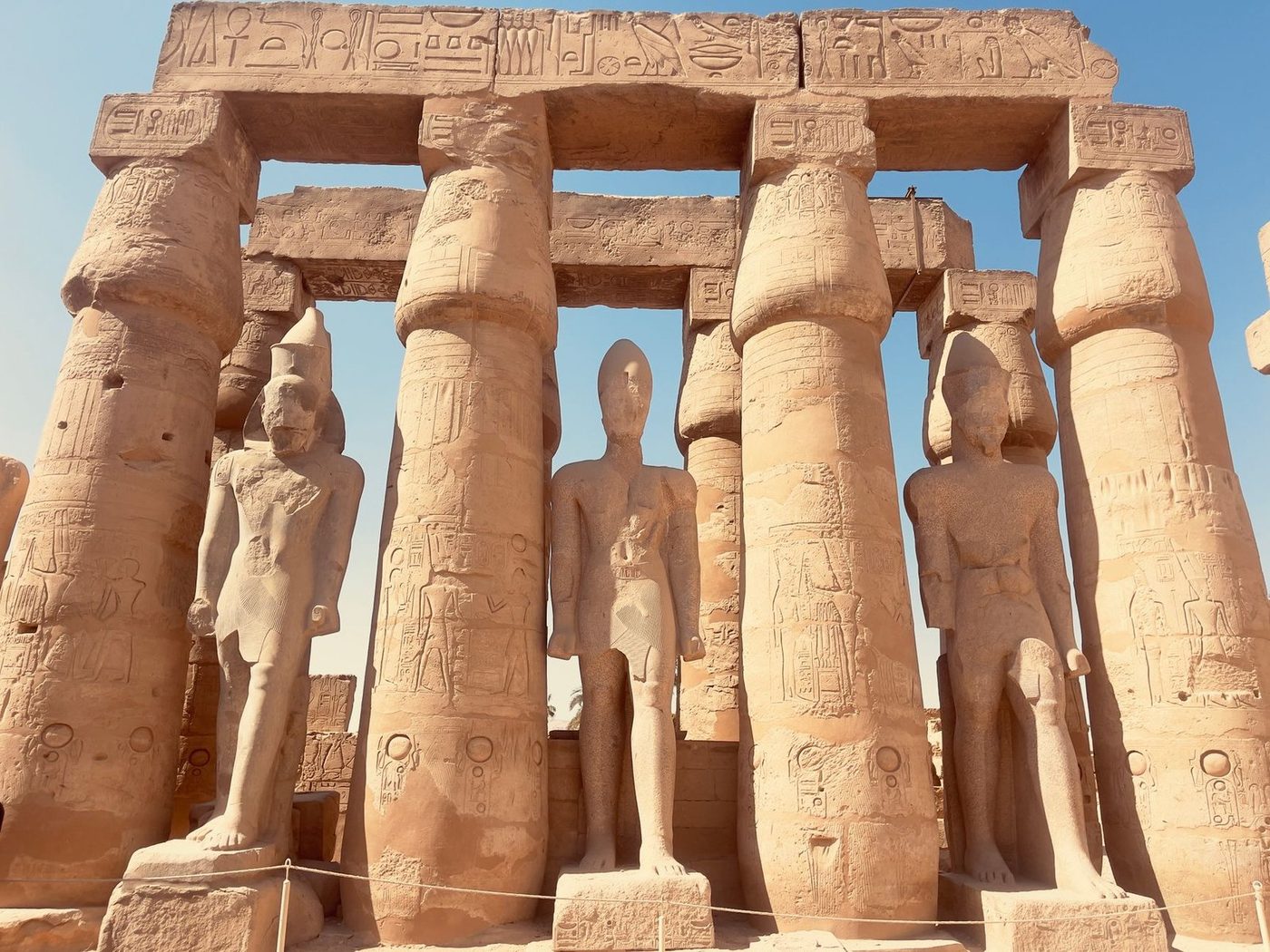 أعمدة بهو الأساطين الكبرى في معبد الكرنك بالأقصر