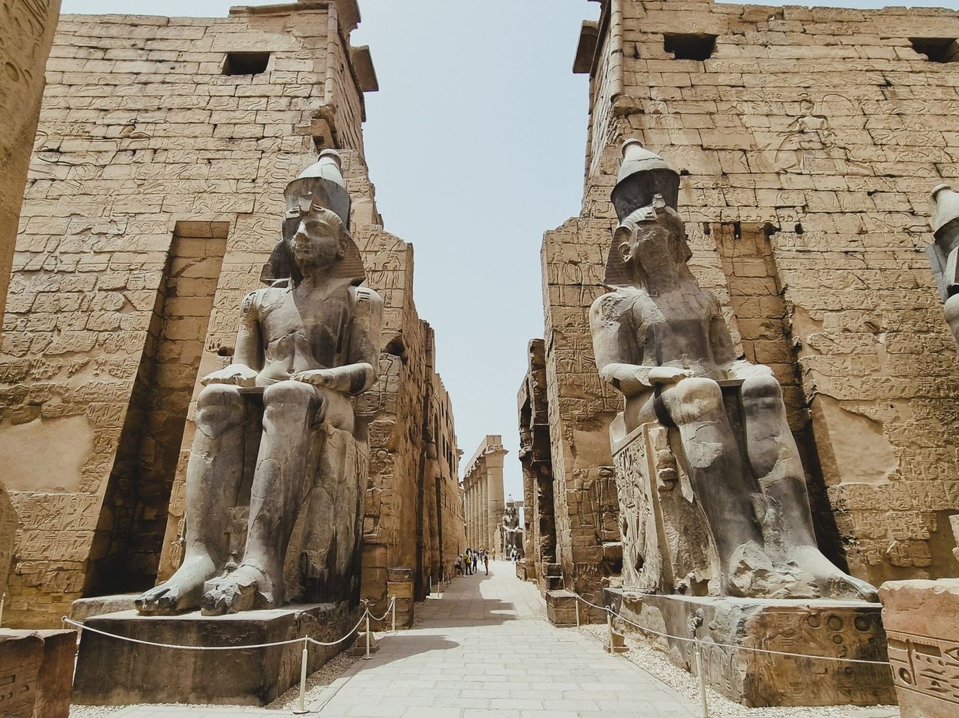 أعمدة بهو الأساطين الكبرى في معبد الكرنك بالأقصر