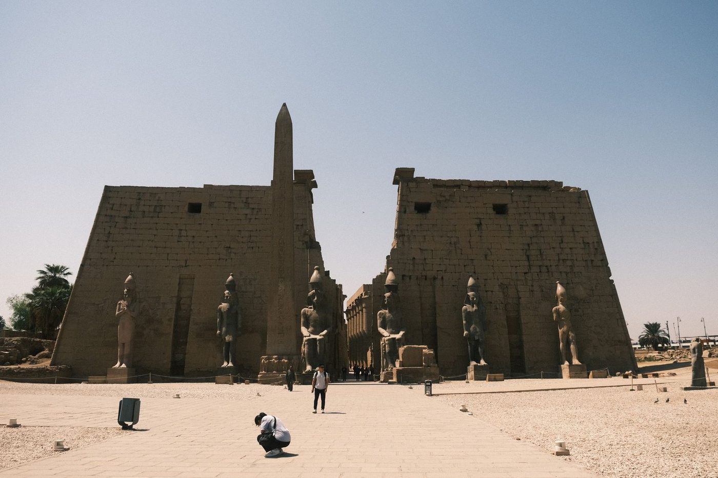 واجهة معبد الأقصر وتماثيل رمسيس الثاني عند البوابة