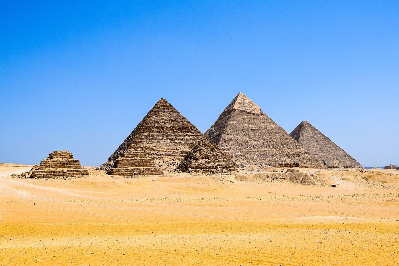 أهرامات الجيزة الثلاثة على حافة الهضبة