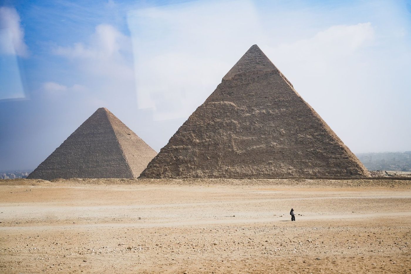 أهرامات الجيزة الثلاثة على حافة الهضبة
