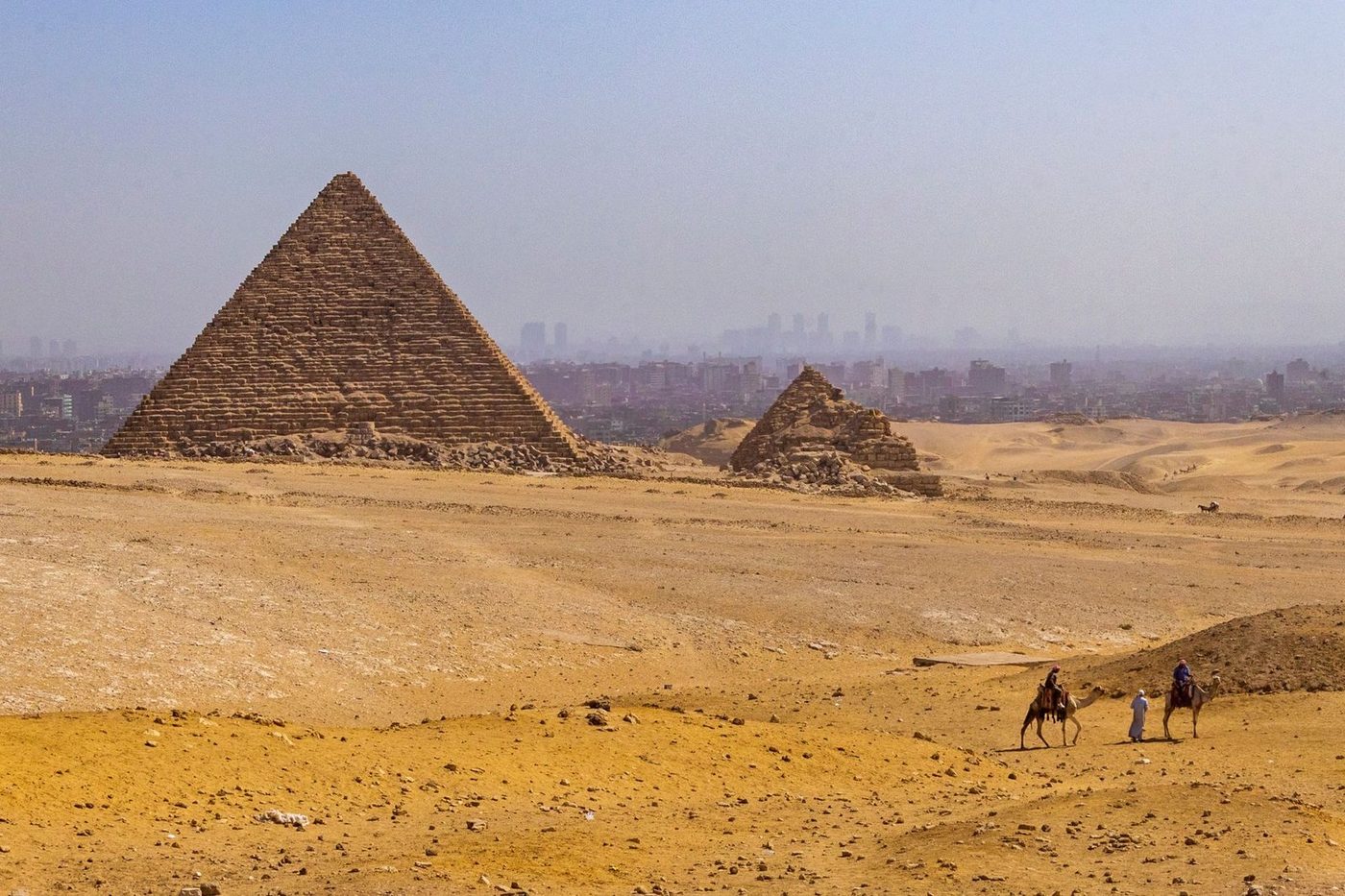 أهرامات الجيزة الثلاثة على حافة الهضبة