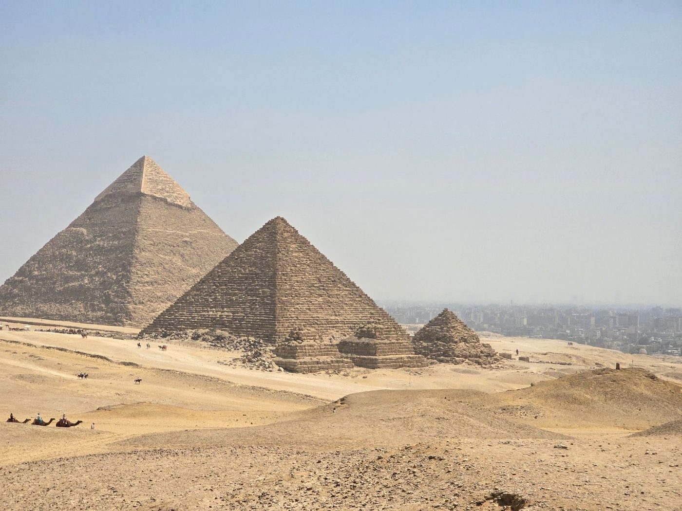 أهرامات الجيزة الثلاثة على حافة الهضبة