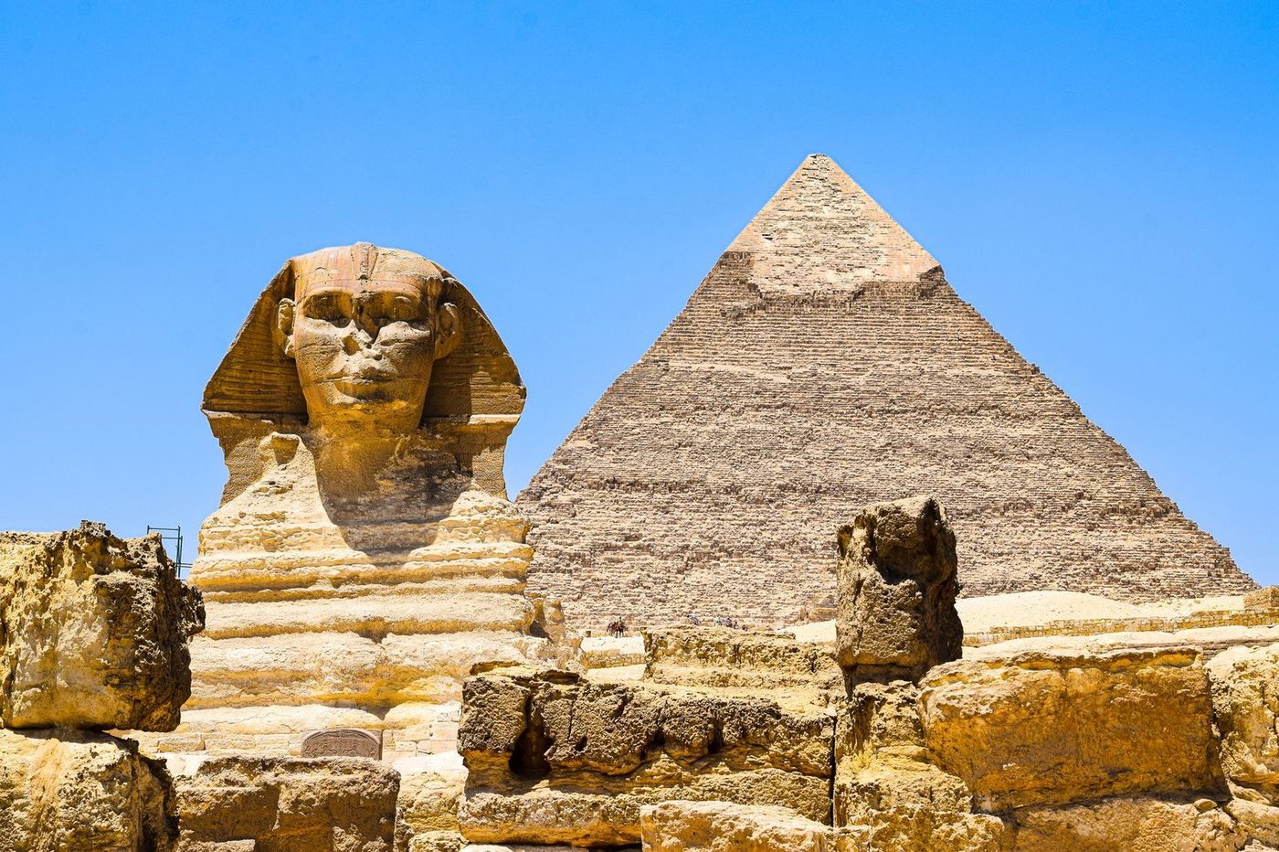 تمثال أبو الهول أمام هضبة الأهرامات بالجيزة