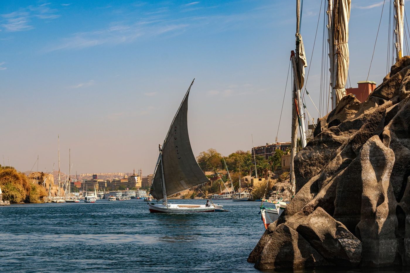 النيل وجزره الصخرية عند مدينة أسوان