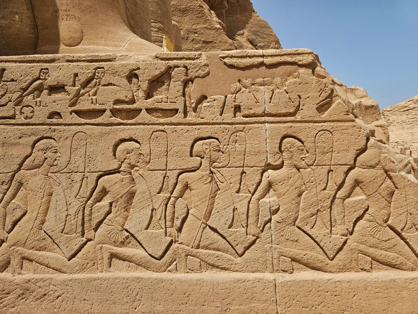تماثيل رمسيس الثاني الأربعة في واجهة معبد أبو سمبل