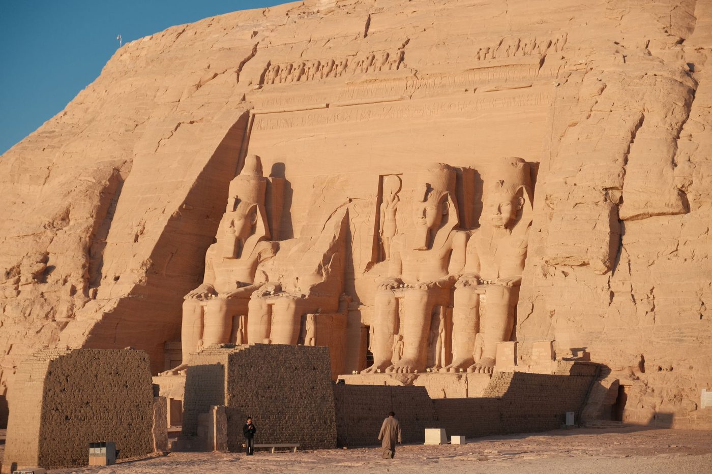 تماثيل رمسيس الثاني الأربعة في واجهة معبد أبو سمبل