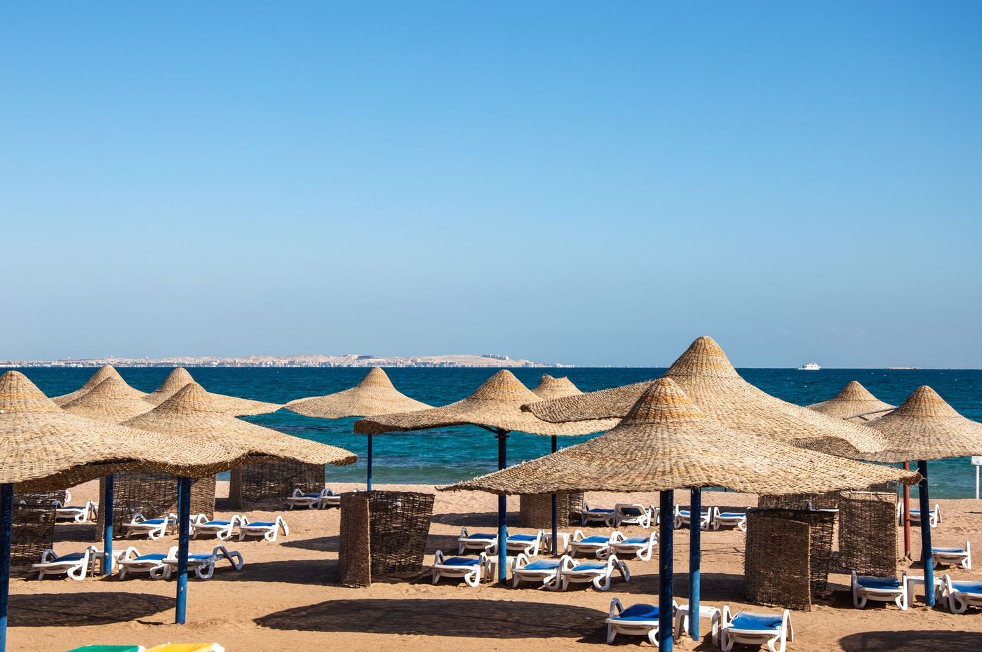 شواطئ الغردقة ومياه البحر الأحمر الفيروزية