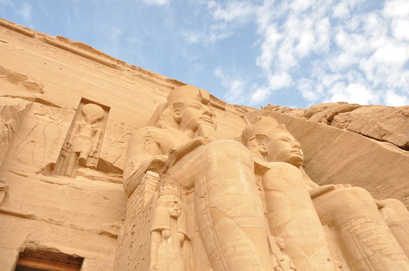تماثيل رمسيس الثاني الأربعة في واجهة معبد أبو سمبل