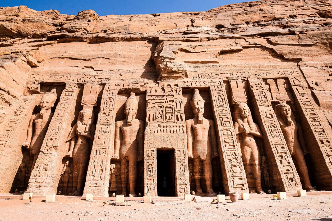تماثيل رمسيس الثاني الأربعة في واجهة معبد أبو سمبل