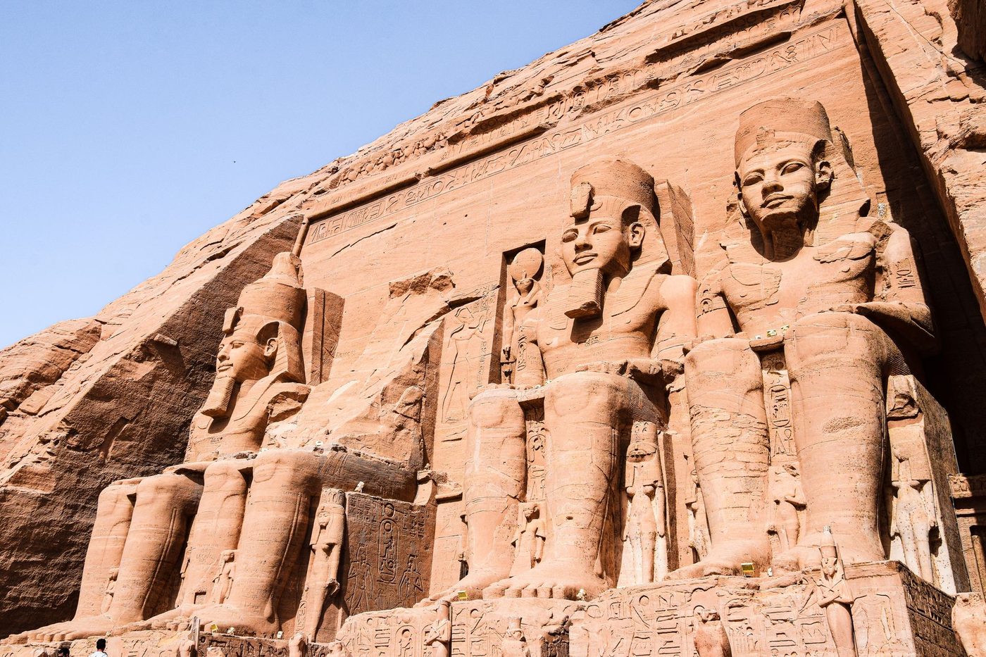 تماثيل رمسيس الثاني الأربعة في واجهة معبد أبو سمبل