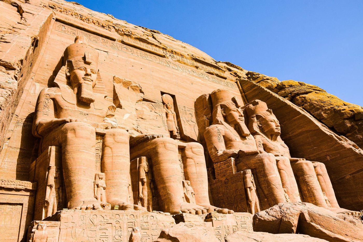 تماثيل رمسيس الثاني الأربعة في واجهة معبد أبو سمبل