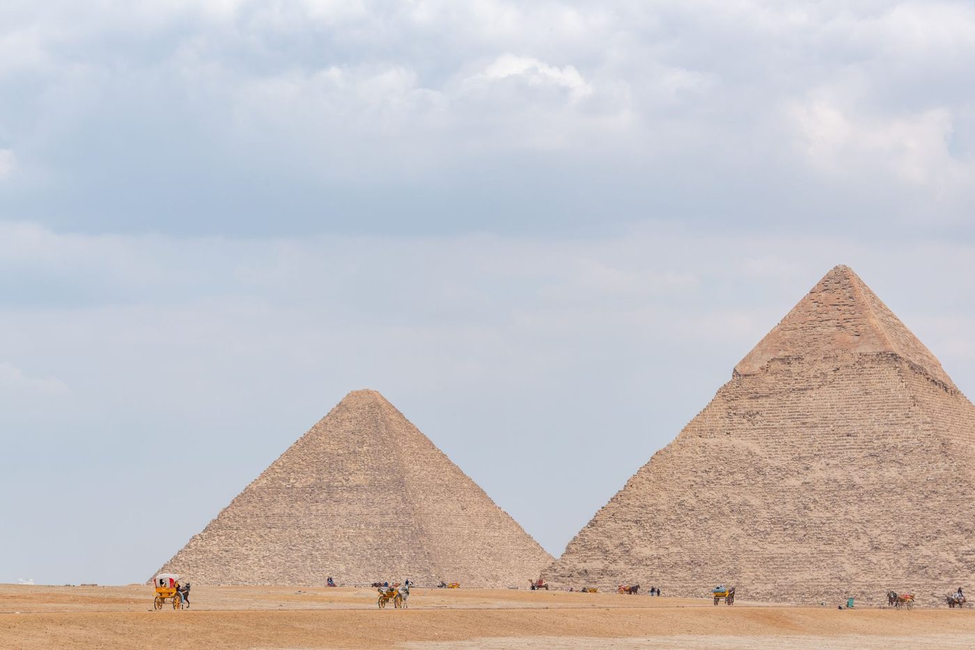 أهرامات الجيزة الثلاثة على حافة الهضبة