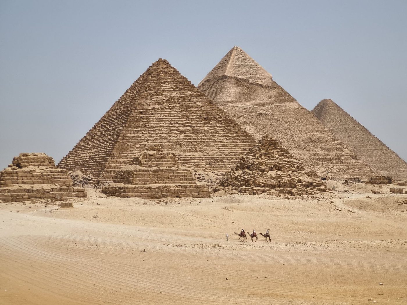 أهرامات الجيزة الثلاثة على حافة الهضبة