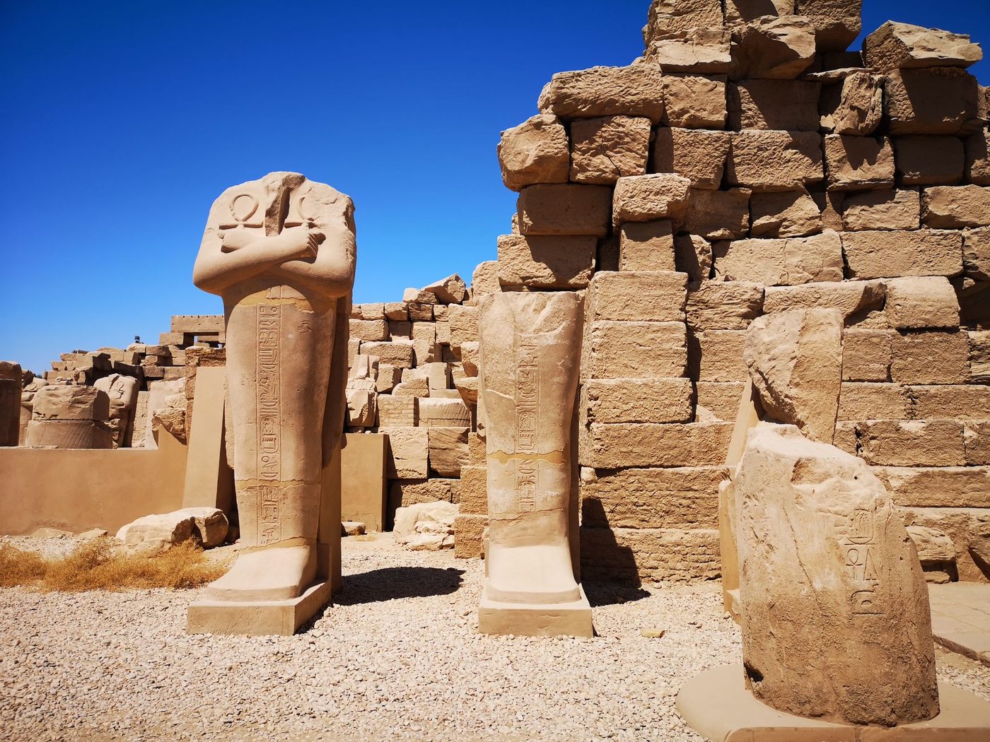 أعمدة بهو الأساطين الكبرى في معبد الكرنك بالأقصر