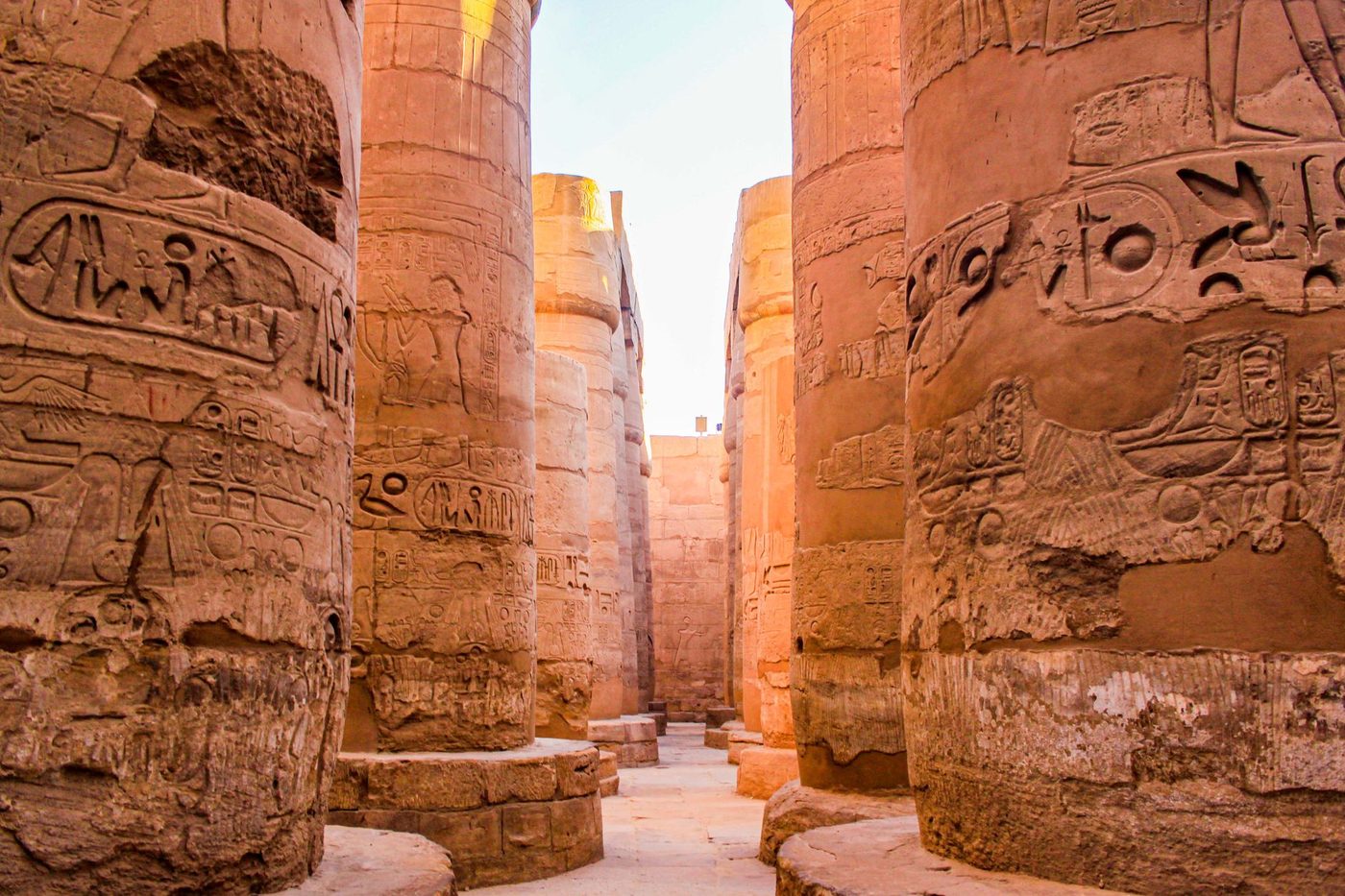 أعمدة بهو الأساطين الكبرى في معبد الكرنك بالأقصر